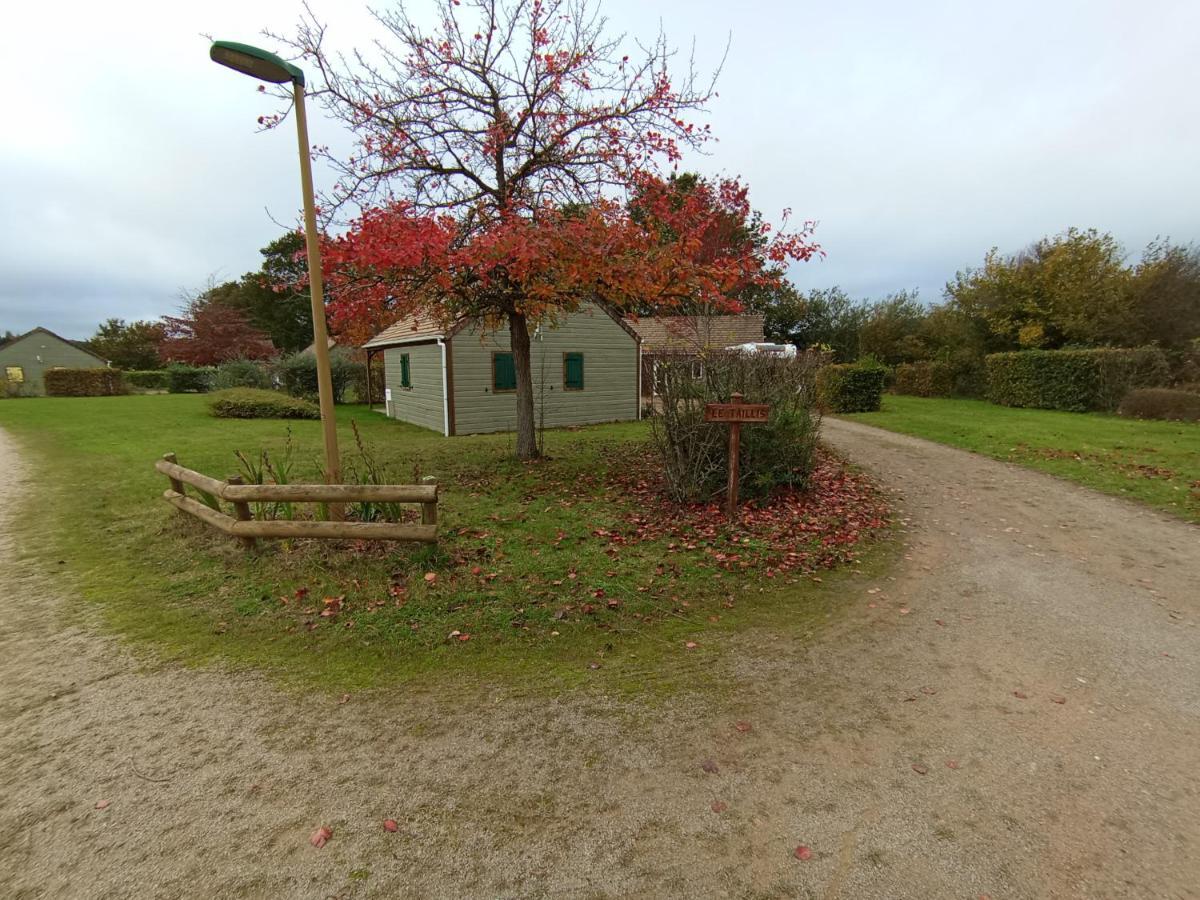Les Maisonnettes Du Lac - Base De Loisirs Lavare מראה חיצוני תמונה